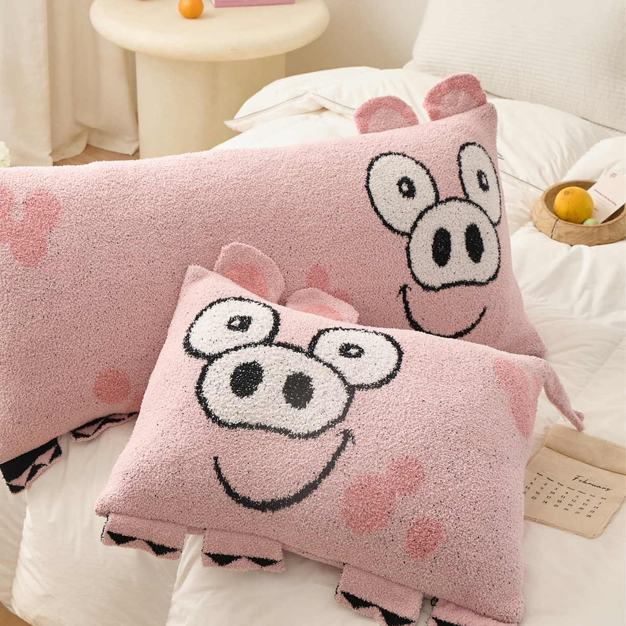 91家纺网 家纺一手货源 找家纺 暖绵绵家纺 2026新款可爱卡通半边绒抱枕含芯-黎花猪（大号抱枕券后/折后零售价不得低于153元，小号抱枕不得低于99元） 组合图