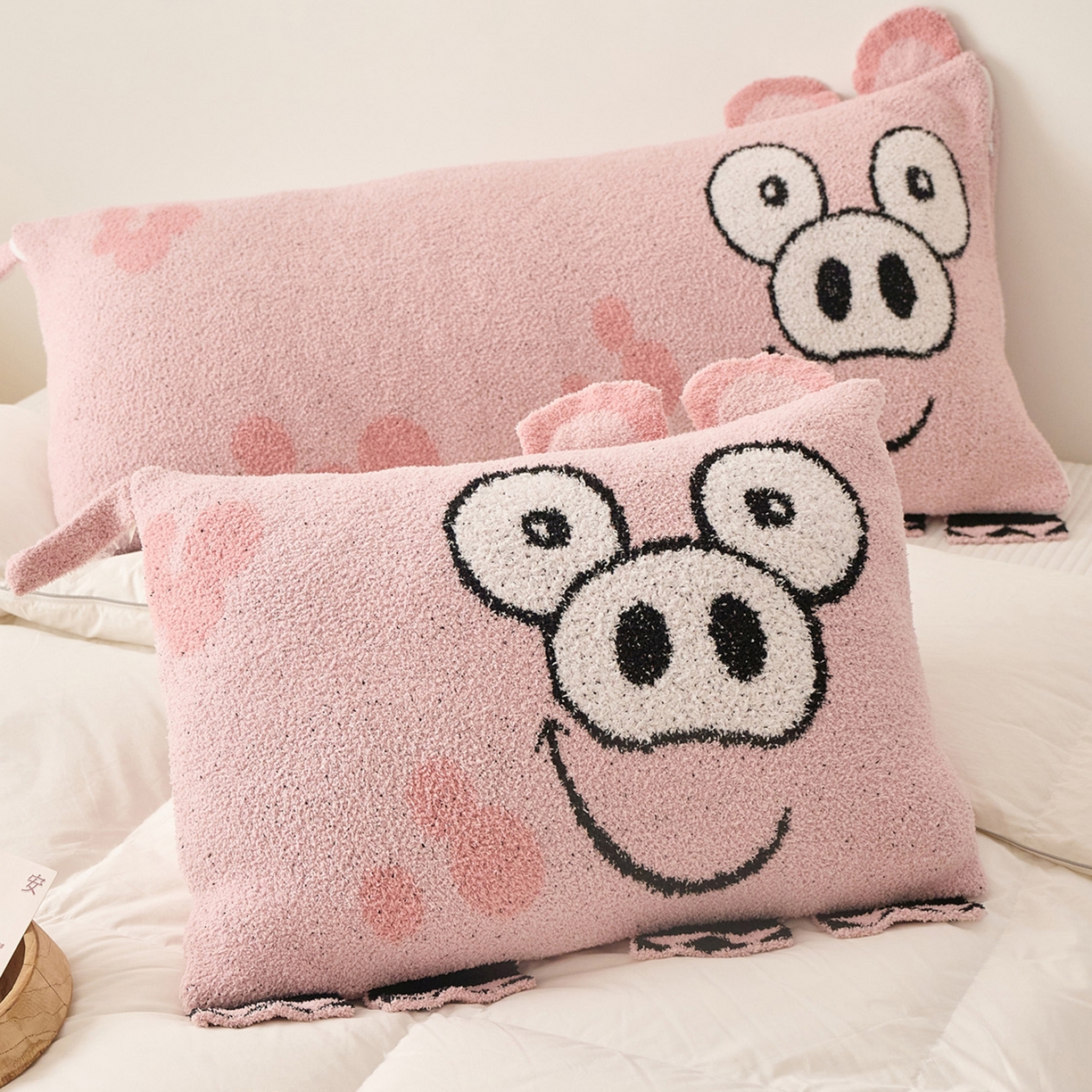 91家纺网 家纺一手货源 找家纺 暖绵绵家纺 2026新款可爱卡通半边绒抱枕含芯-黎花猪（大号抱枕券后/折后零售价不得低于153元，小号抱枕不得低于99元） 大号黎花猪