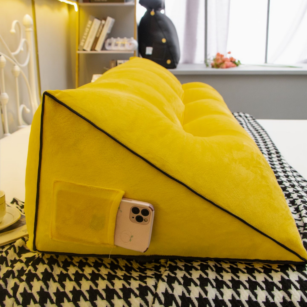 91家纺网 家纺一手货源 找家纺 沐沐家纺 2026新款宝宝绒三角大靠垫 黄色