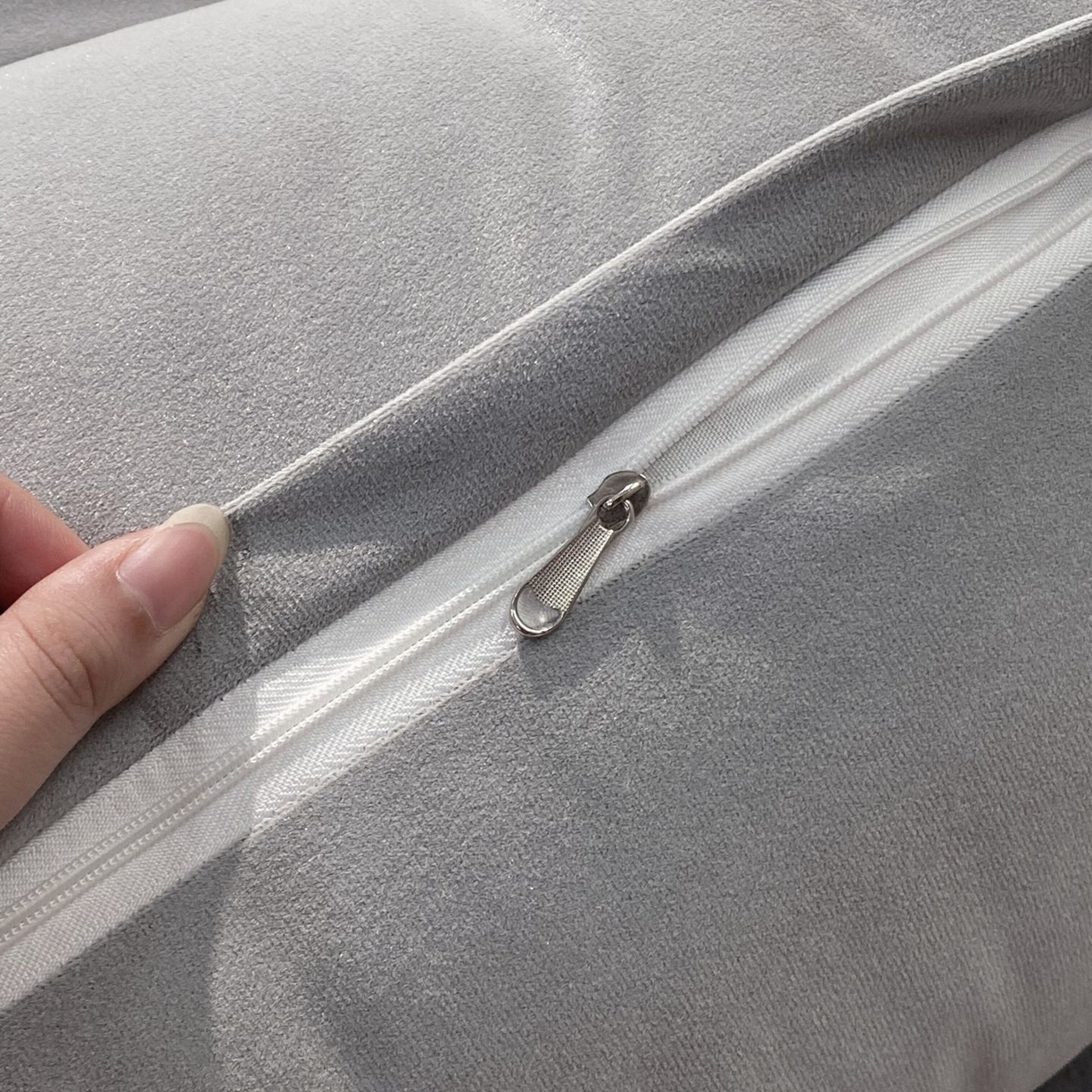 91家纺网 家纺一手货源 找家纺 沐沐家纺 2026新款宝宝绒三角大靠垫 浅灰