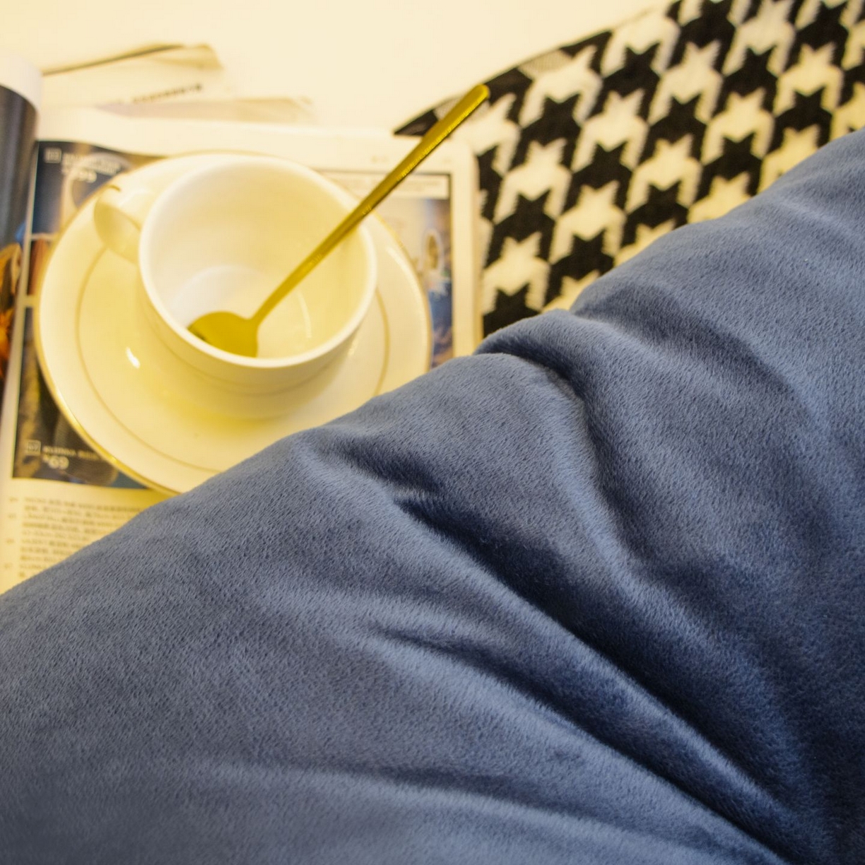 91家纺网 家纺一手货源 找家纺 沐沐家纺 2026新款宝宝绒三角大靠垫 深蓝