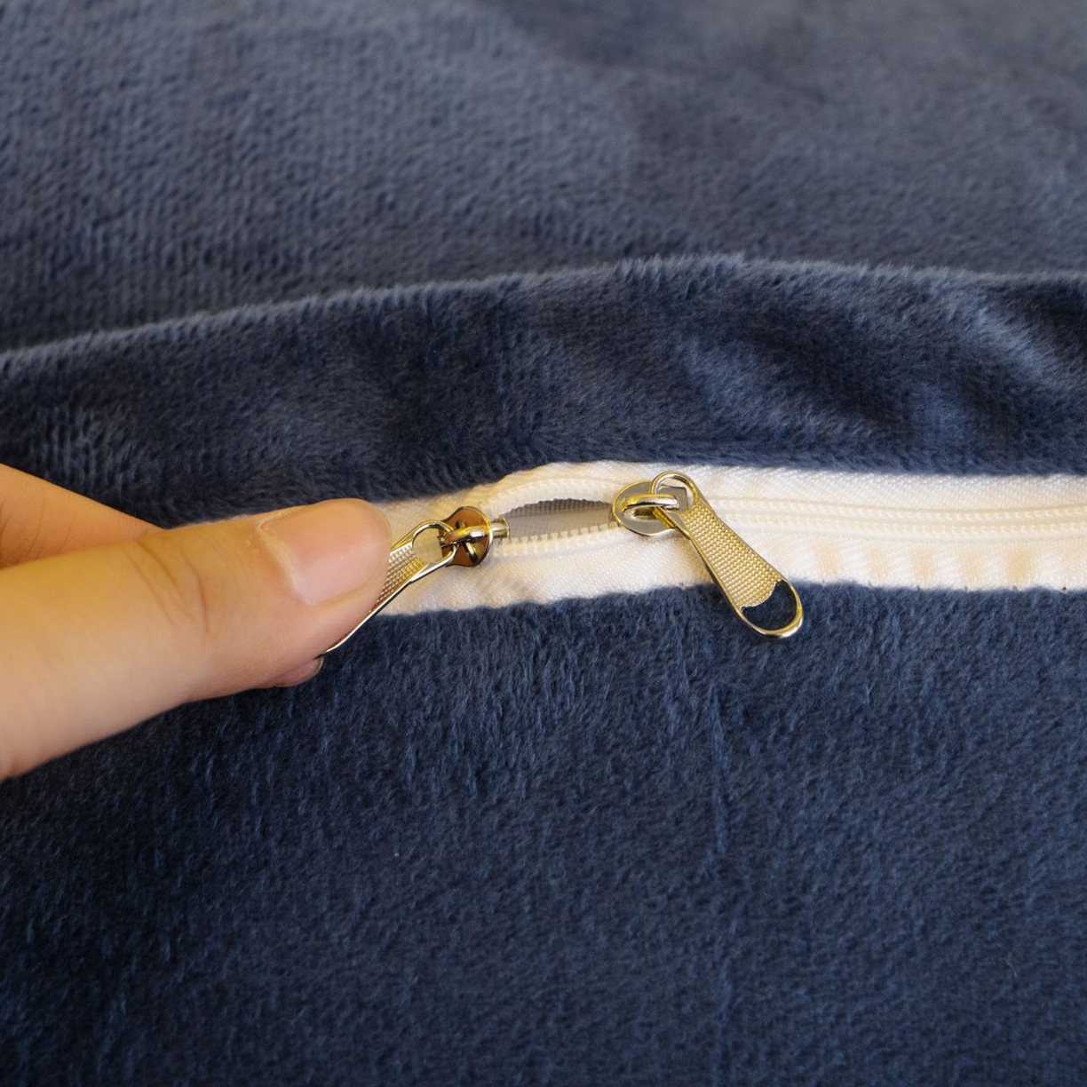 91家纺网 家纺一手货源 找家纺 沐沐家纺 2026新款宝宝绒三角大靠垫 深蓝