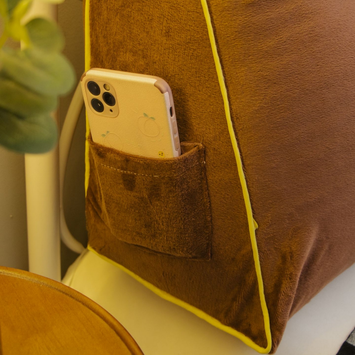 91家纺网 家纺一手货源 找家纺 沐沐家纺 2026新款宝宝绒三角大靠垫 驼色