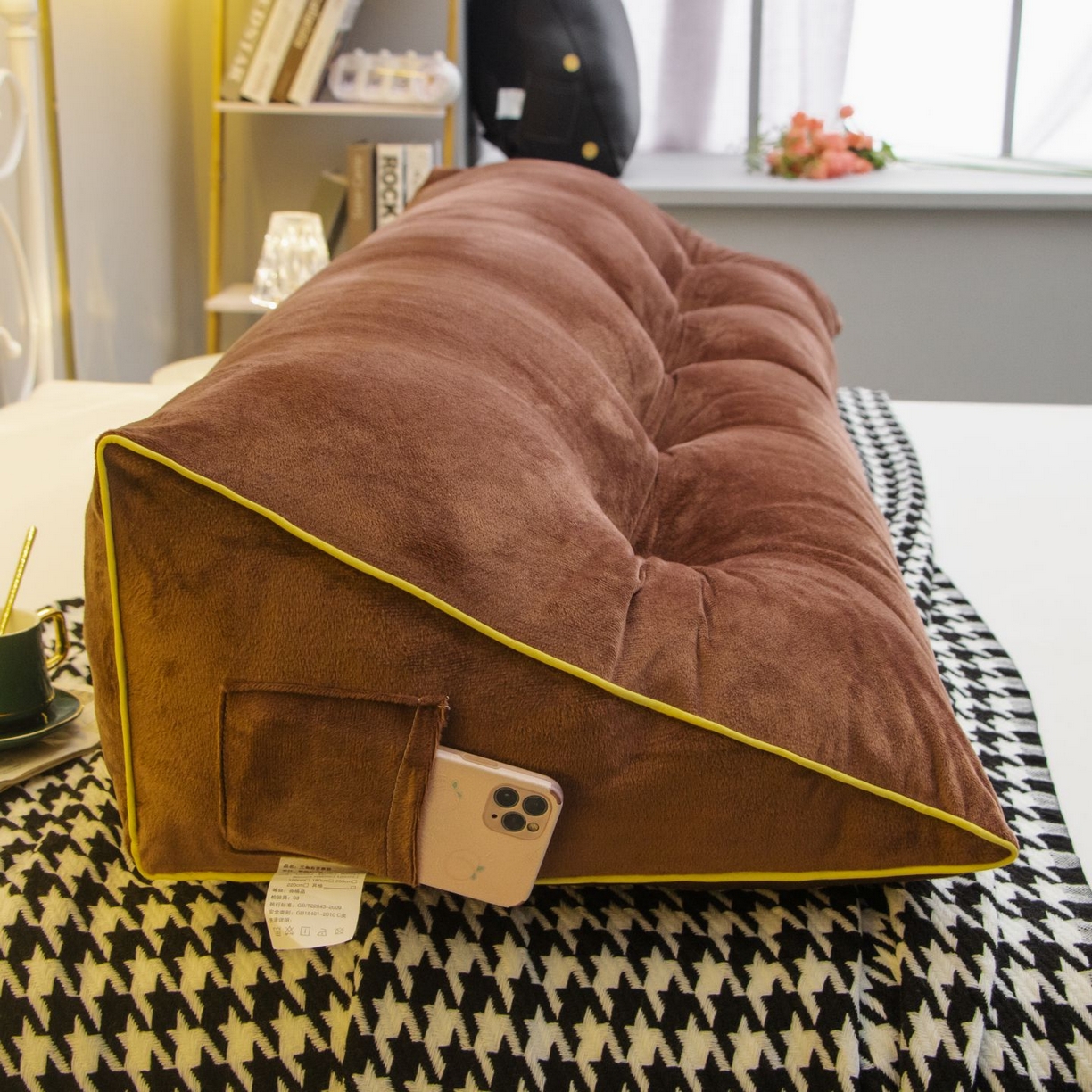 91家纺网 家纺一手货源 找家纺 沐沐家纺 2026新款宝宝绒三角大靠垫 驼色