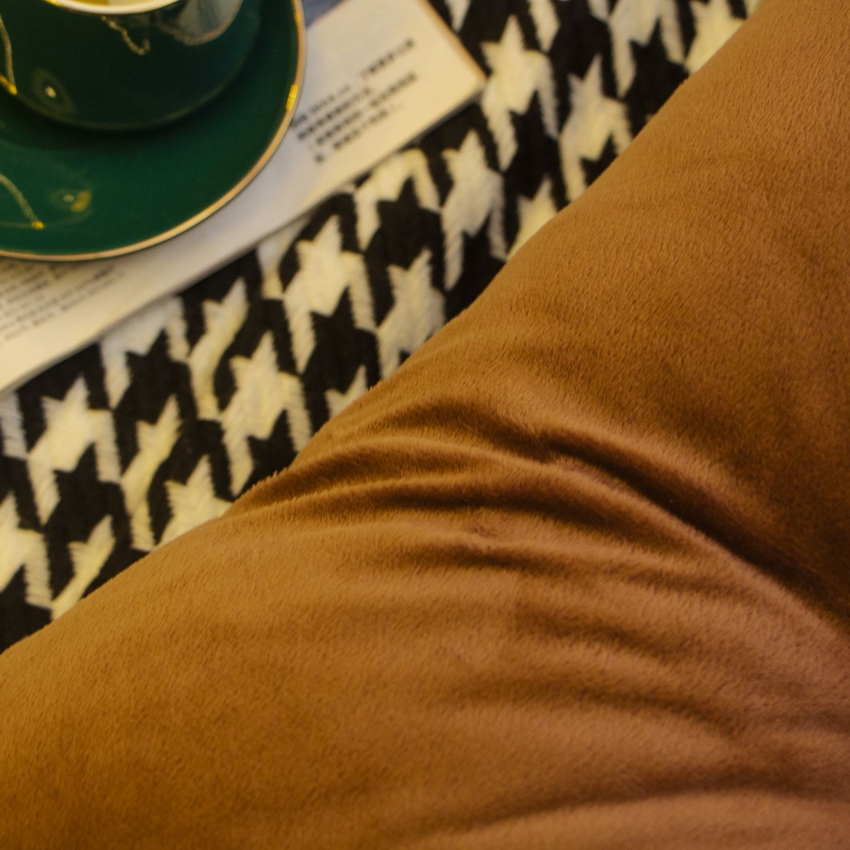 91家纺网 家纺一手货源 找家纺 沐沐家纺 2026新款宝宝绒三角大靠垫 驼色