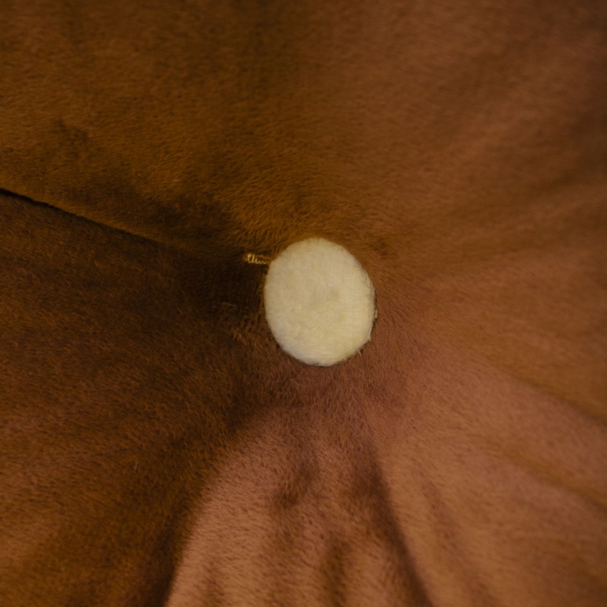 91家纺网 家纺一手货源 找家纺 沐沐家纺 2026新款宝宝绒三角大靠垫 驼色