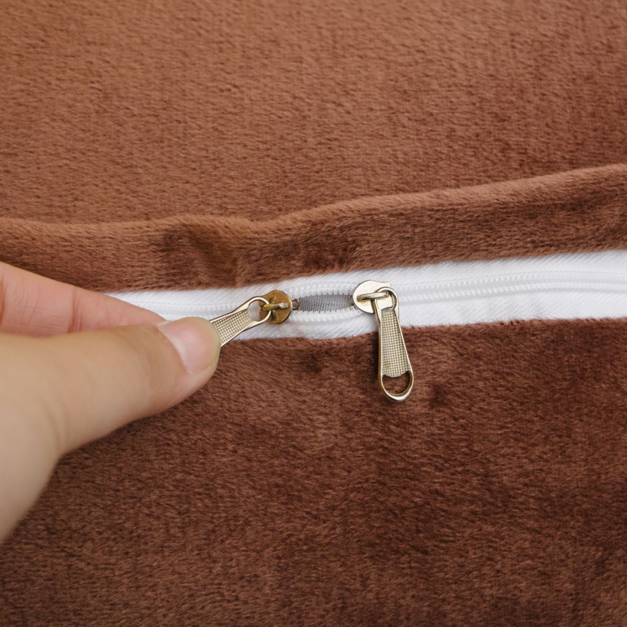 91家纺网 家纺一手货源 找家纺 沐沐家纺 2026新款宝宝绒三角大靠垫 驼色