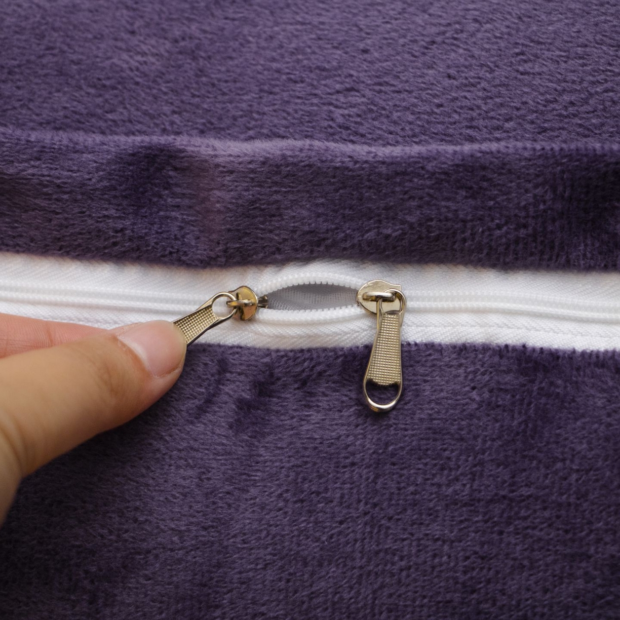 91家纺网 家纺一手货源 找家纺 沐沐家纺 2026新款宝宝绒三角大靠垫 紫色