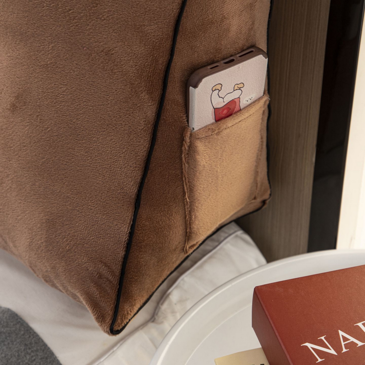 91家纺网 家纺一手货源 找家纺 沐沐家纺 2026新款宝宝绒三角大靠垫 棕色