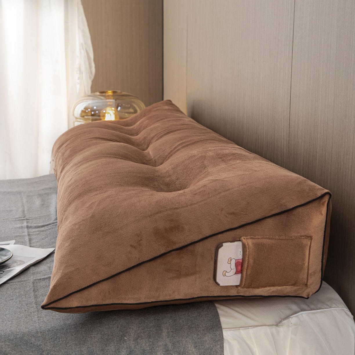 91家纺网 家纺一手货源 找家纺 沐沐家纺 2026新款宝宝绒三角大靠垫 棕色