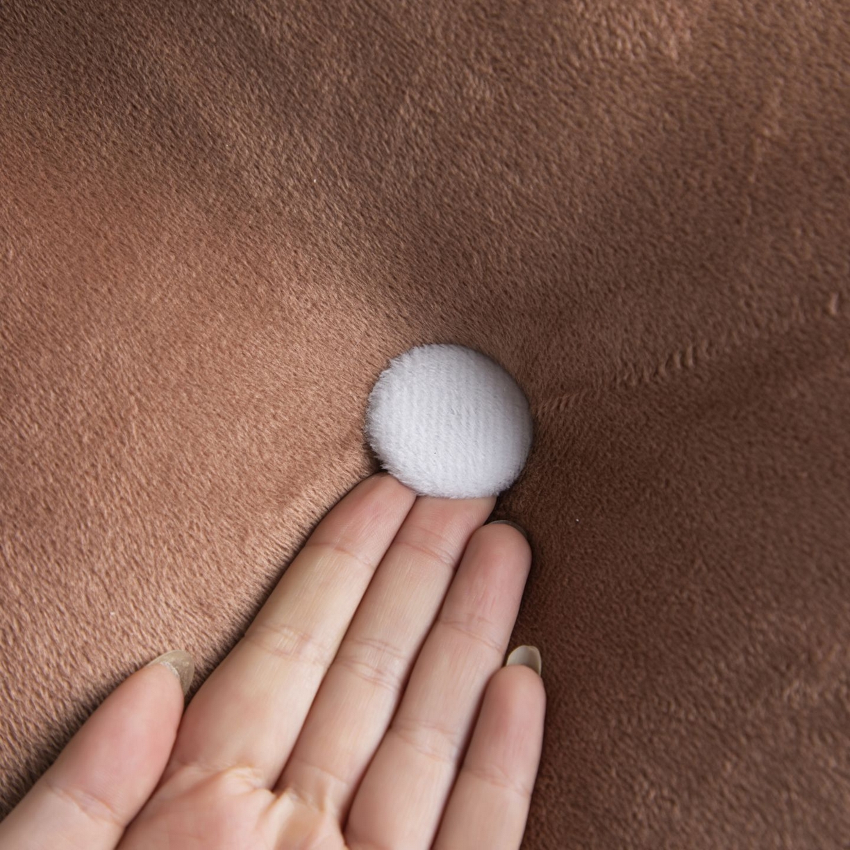 91家纺网 家纺一手货源 找家纺 沐沐家纺 2026新款宝宝绒三角大靠垫 棕色