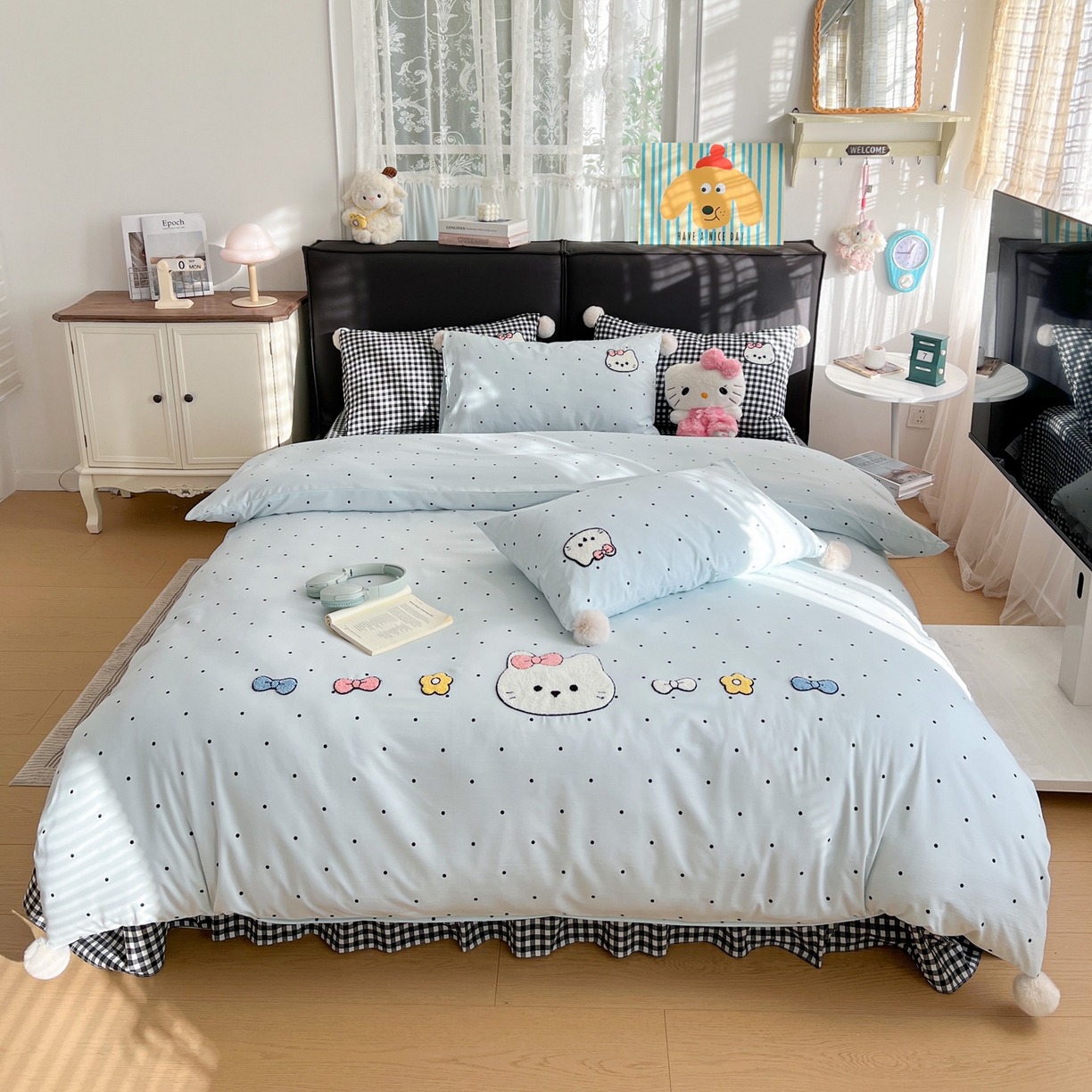 91家纺网 家纺一手货源 找家纺 富米莱（原臻工厂） 2026新款水洗棉波点毛巾绣黑格球球款床盖床裙四件套 幸福猫咪-蓝