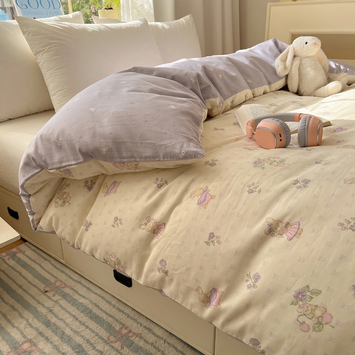 91家纺网 家纺一手货源 找家纺 六巷胡同 2026新款40支全棉13070卡通单品被套 假日庄园兔