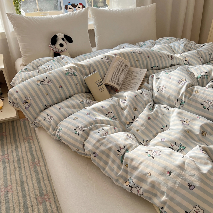 91家纺网 家纺一手货源 找家纺 六巷胡同 2026新款40支全棉13070卡通单品被套 蓝条努比犬