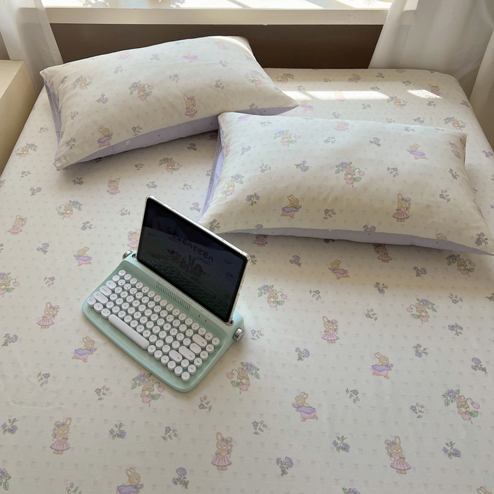 91家纺网 家纺一手货源 找家纺 六巷胡同 2026新款40支全棉13070卡通单品枕套 假日庄园兔