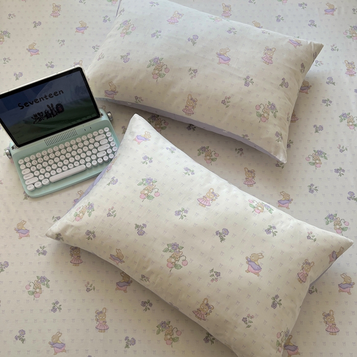 91家纺网 家纺一手货源 找家纺 六巷胡同 2026新款40支全棉13070卡通单品枕套 假日庄园兔