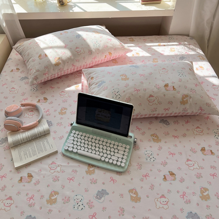 91家纺网 家纺一手货源 找家纺 六巷胡同 2026新款40支全棉13070卡通单品枕套 浪漫碎花犬