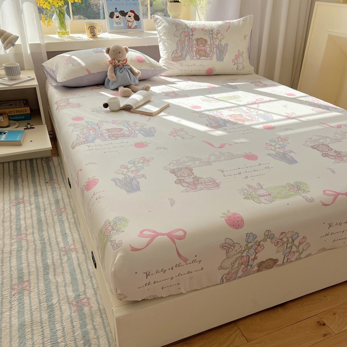 91家纺网 家纺一手货源 找家纺 六巷胡同 2026新款40支全棉13070卡通单品床笠 秘境花园熊