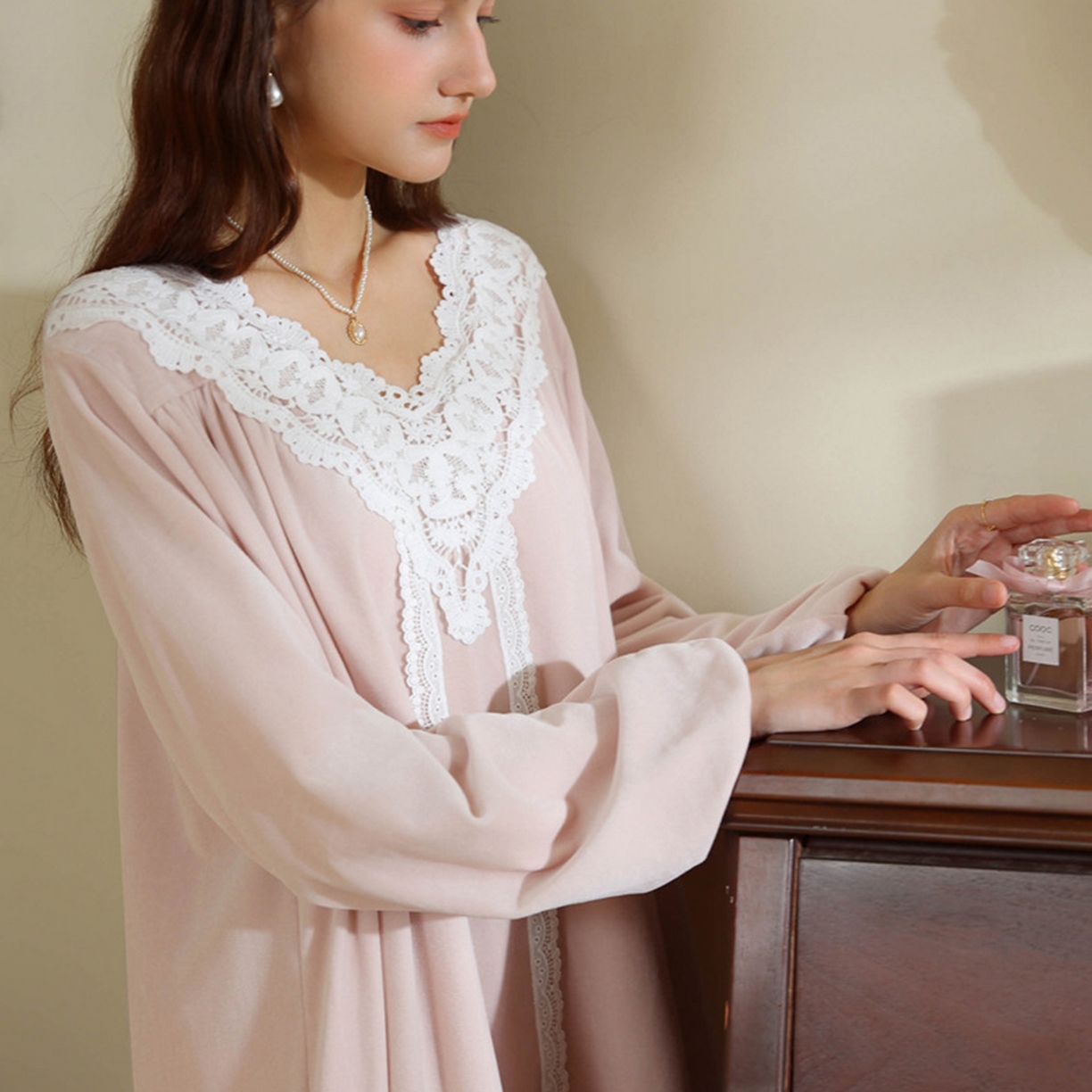 91家纺网 家纺一手货源 找家纺 洛兰沙家居馆 2026新款秋冬宽松复古宫廷绒款V领睡裙睡袍长袖长款公主保暖家居服绒睡衣 粉色