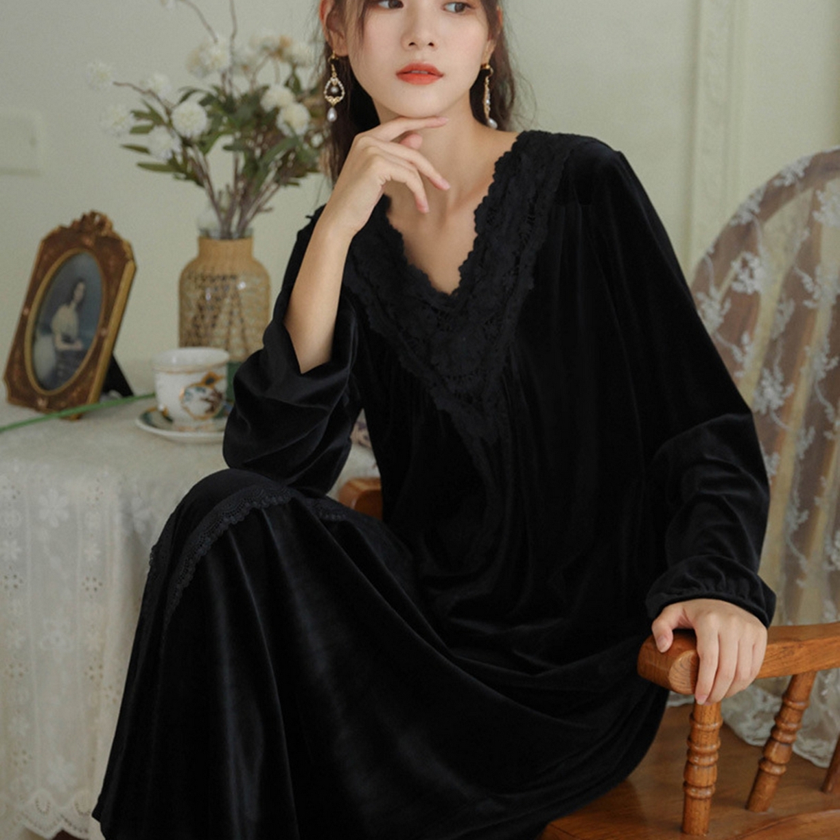91家纺网 家纺一手货源 找家纺 洛兰沙家居馆 2026新款秋冬宽松复古宫廷绒款V领睡裙睡袍长袖长款公主保暖家居服绒睡衣 黑色