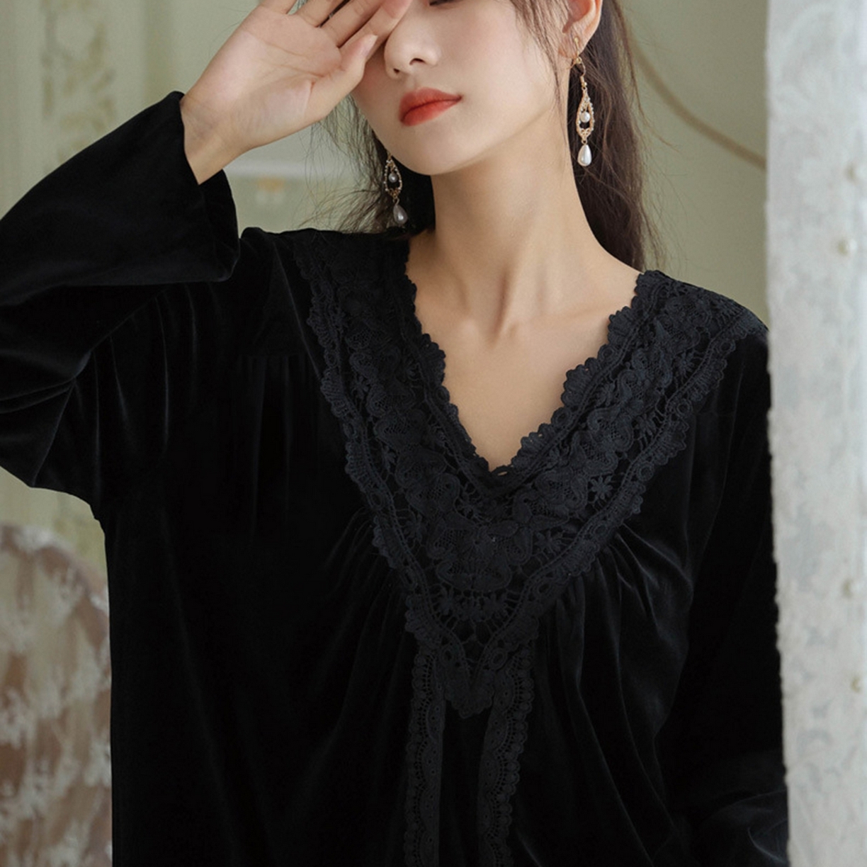 91家纺网 家纺一手货源 找家纺 洛兰沙家居馆 2026新款秋冬宽松复古宫廷绒款V领睡裙睡袍长袖长款公主保暖家居服绒睡衣 黑色