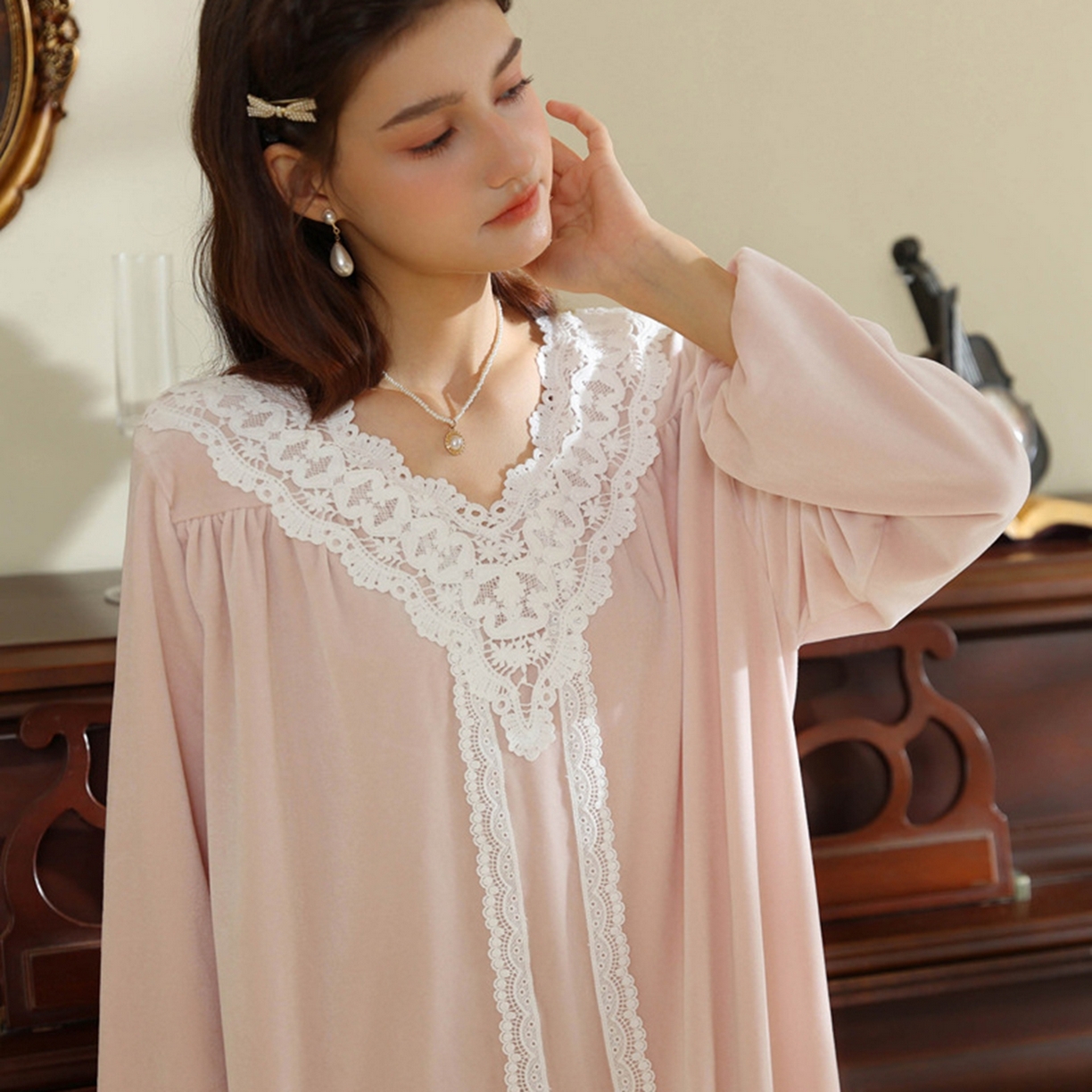 91家纺网 家纺一手货源 找家纺 洛兰沙家居馆 2026新款秋冬宽松复古宫廷绒款V领睡裙睡袍长袖长款公主保暖家居服绒睡衣 粉色