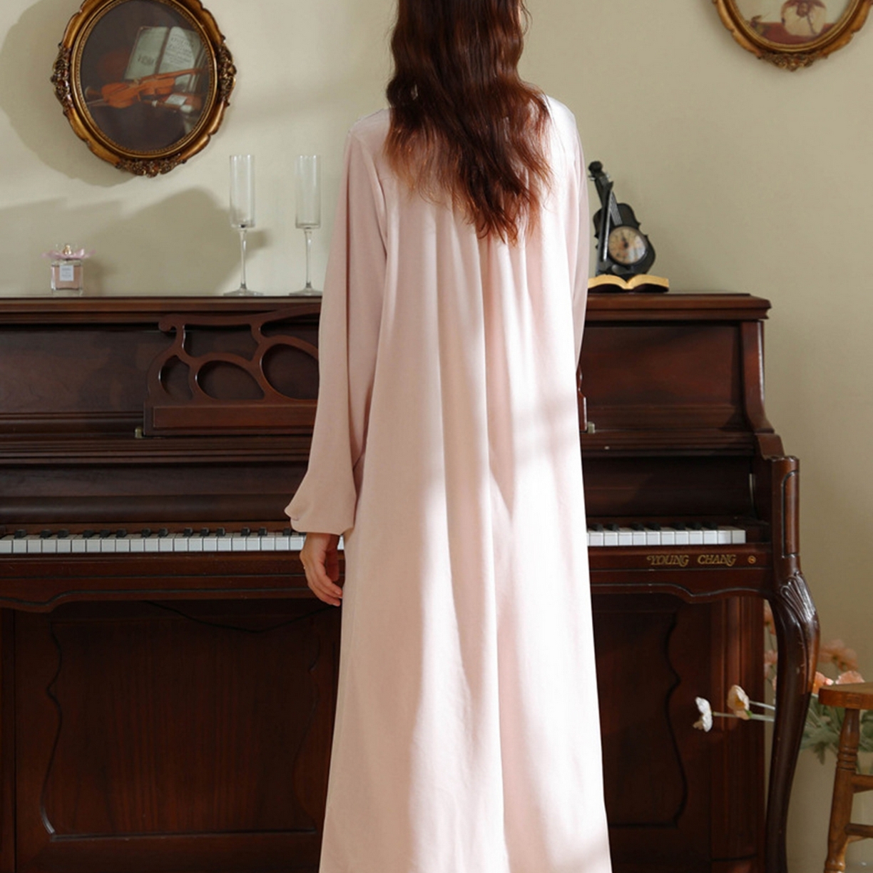 91家纺网 家纺一手货源 找家纺 洛兰沙家居馆 2026新款秋冬宽松复古宫廷绒款V领睡裙睡袍长袖长款公主保暖家居服绒睡衣 粉色