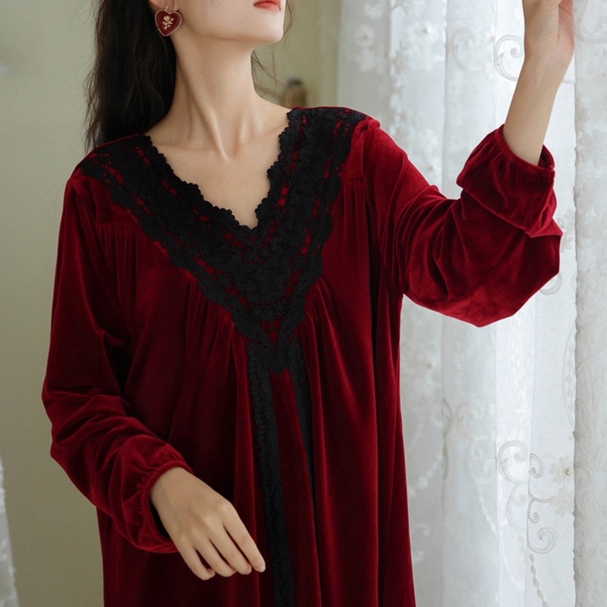 91家纺网 家纺一手货源 找家纺 洛兰沙家居馆 2026新款秋冬宽松复古宫廷绒款V领睡裙睡袍长袖长款公主保暖家居服绒睡衣 红色