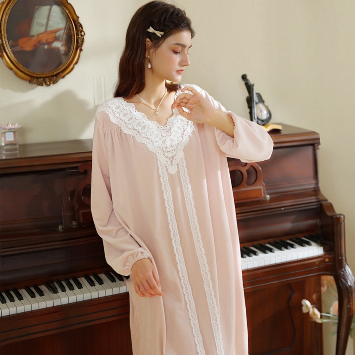 91家纺网 家纺一手货源 找家纺 洛兰沙家居馆 2026新款秋冬宽松复古宫廷绒款V领睡裙睡袍长袖长款公主保暖家居服绒睡衣 粉色