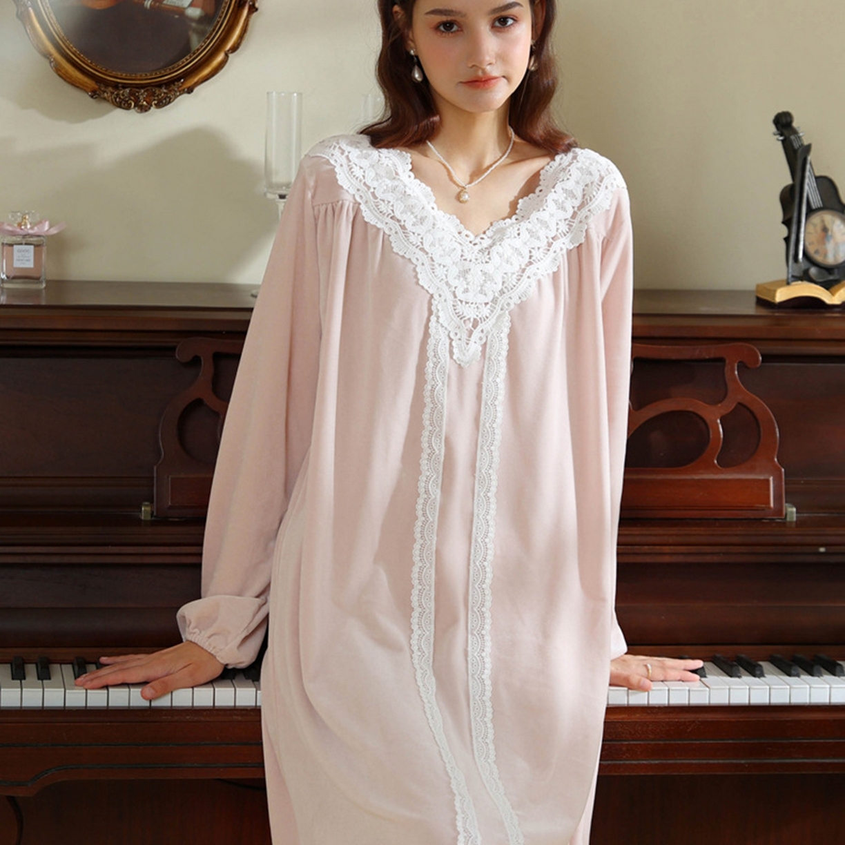 91家纺网 家纺一手货源 找家纺 洛兰沙家居馆 2026新款秋冬宽松复古宫廷绒款V领睡裙睡袍长袖长款公主保暖家居服绒睡衣 粉色