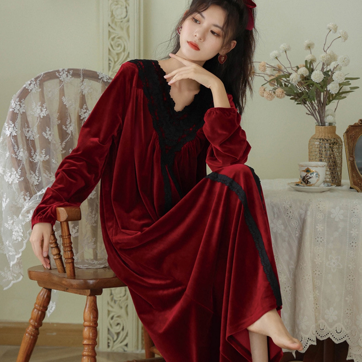 91家纺网 家纺一手货源 找家纺 洛兰沙家居馆 2026新款秋冬宽松复古宫廷绒款V领睡裙睡袍长袖长款公主保暖家居服绒睡衣 红色