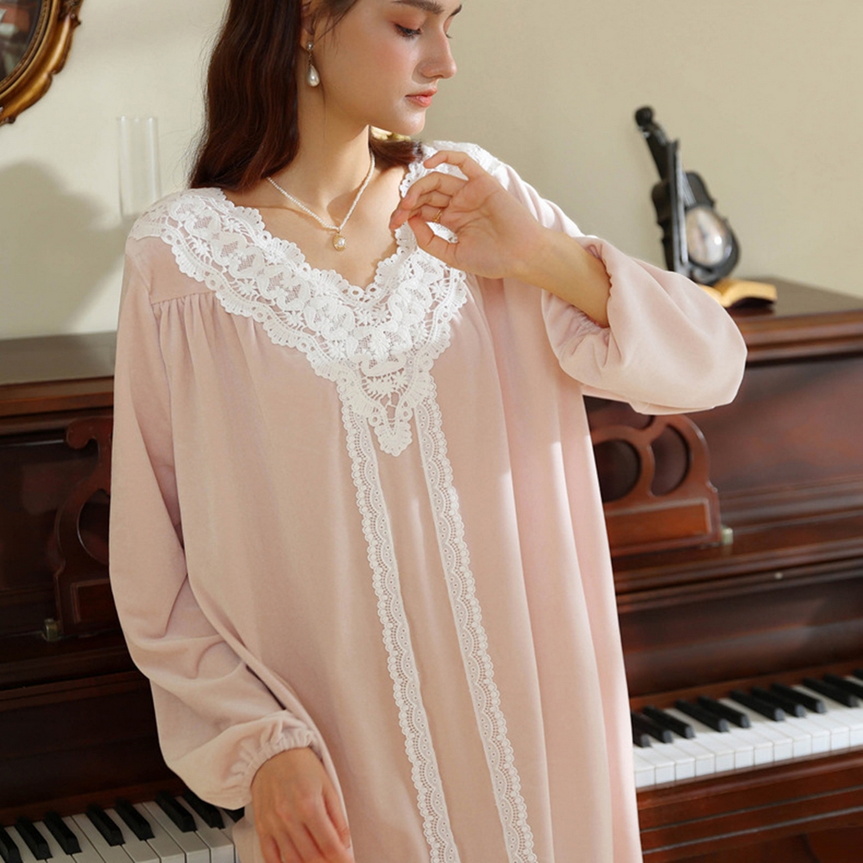 91家纺网 家纺一手货源 找家纺 洛兰沙家居馆 2026新款秋冬宽松复古宫廷绒款V领睡裙睡袍长袖长款公主保暖家居服绒睡衣 粉色