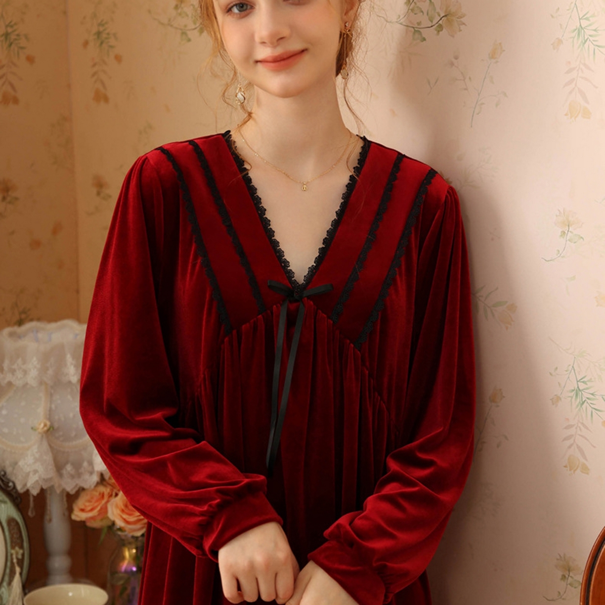 91家纺网 家纺一手货源 找家纺 洛兰沙家居馆 2026秋冬新款宽松V领加厚款睡裙睡袍 红色