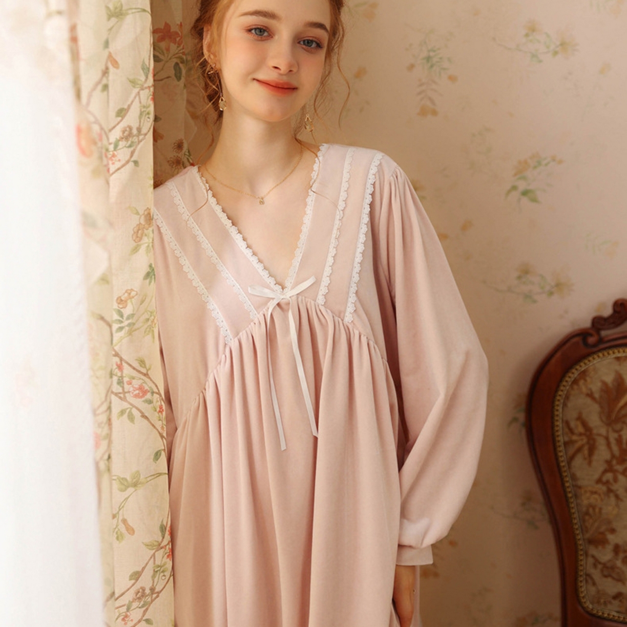 91家纺网 家纺一手货源 找家纺 洛兰沙家居馆 2026秋冬新款宽松V领加厚款睡裙睡袍 粉色