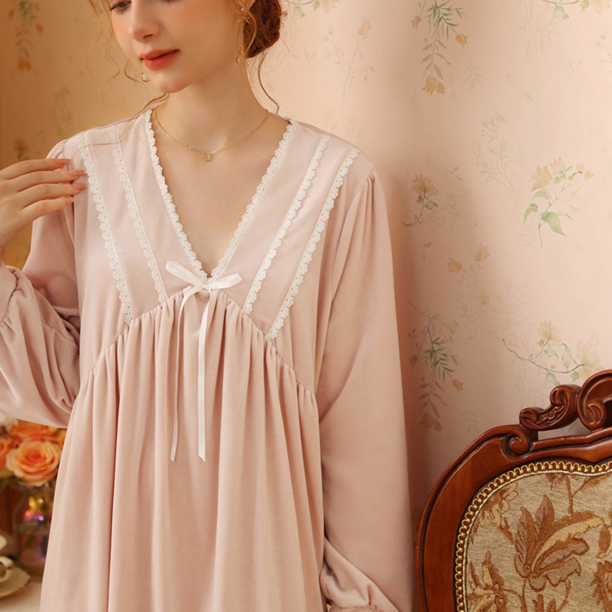 91家纺网 家纺一手货源 找家纺 洛兰沙家居馆 2026秋冬新款宽松V领加厚款睡裙睡袍 粉色