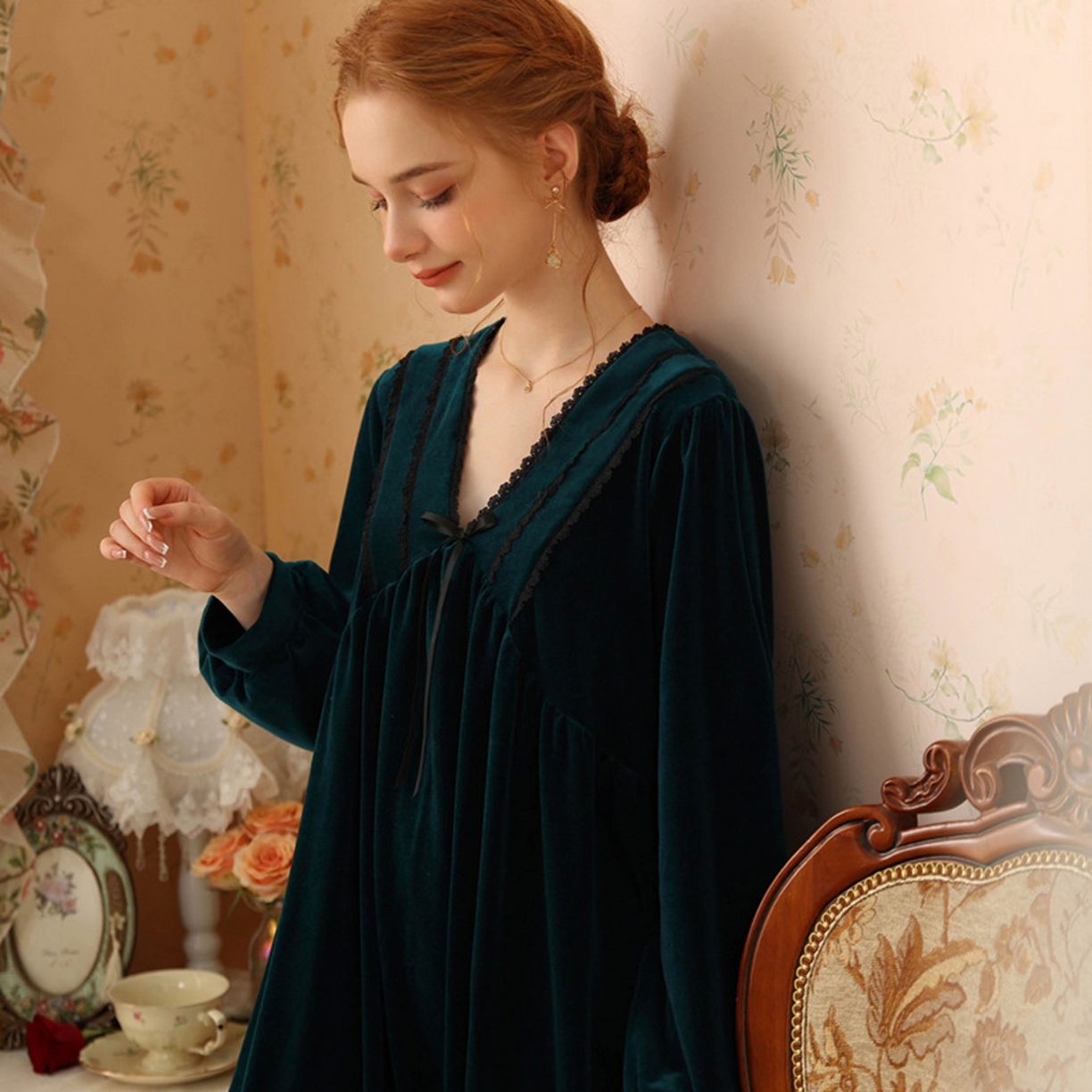 91家纺网 家纺一手货源 找家纺 洛兰沙家居馆 2026秋冬新款宽松V领加厚款睡裙睡袍 深绿色