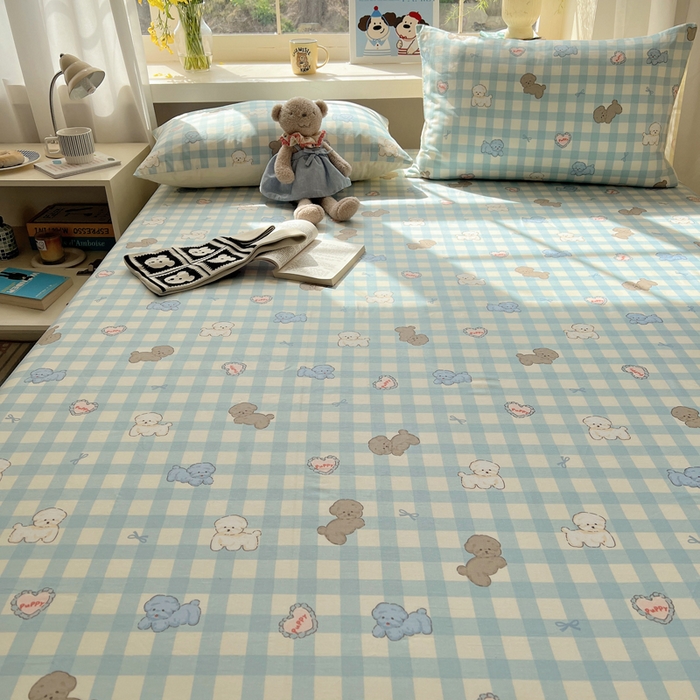 91家纺网 家纺一手货源 找家纺 六巷胡同 2026新款40支全棉13070卡通单品床笠 蓝格奶油狗