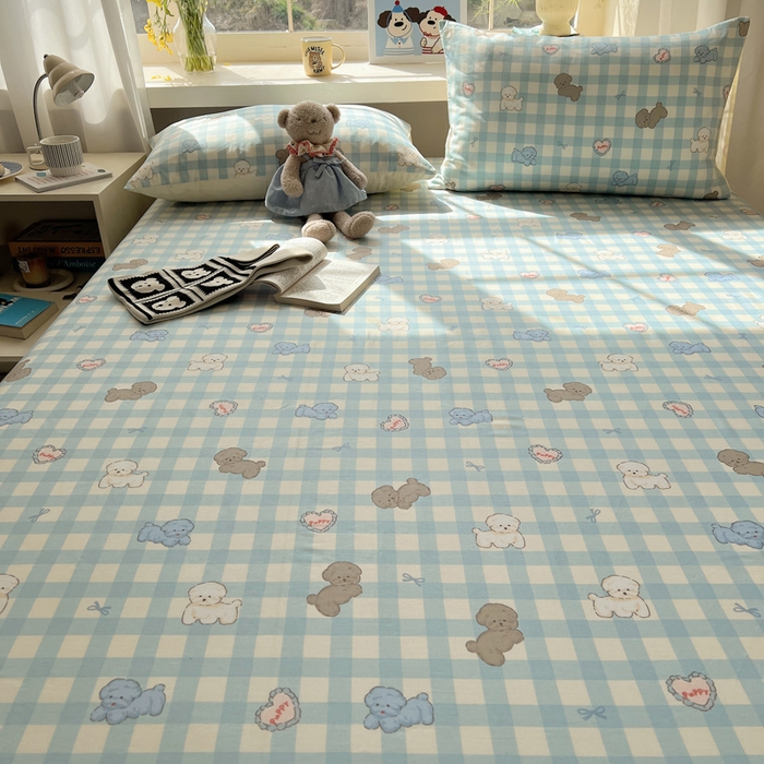 91家纺网 家纺一手货源 找家纺 六巷胡同 2026新款40支全棉13070卡通单品床笠 蓝格奶油狗