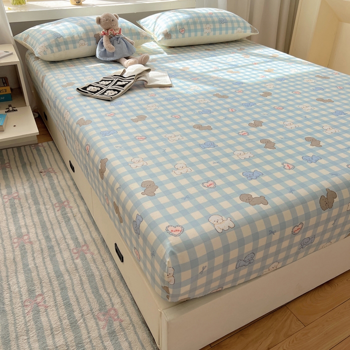 91家纺网 家纺一手货源 找家纺 六巷胡同 2026新款40支全棉13070卡通单品床笠 蓝格奶油狗