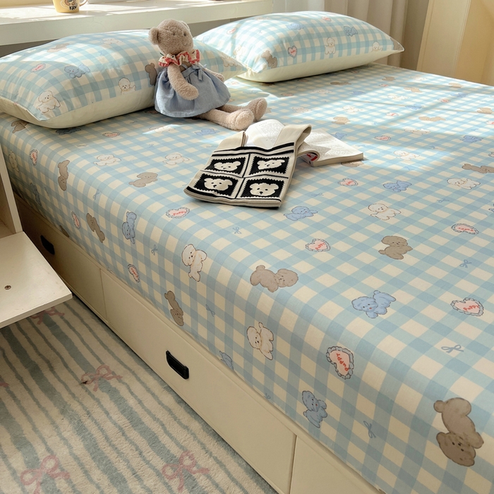 91家纺网 家纺一手货源 找家纺 六巷胡同 2026新款40支全棉13070卡通单品床笠 蓝格奶油狗