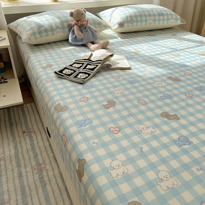 91家纺网 家纺一手货源 找家纺 六巷胡同 2026新款40支全棉13070卡通单品床笠 蓝格奶油狗