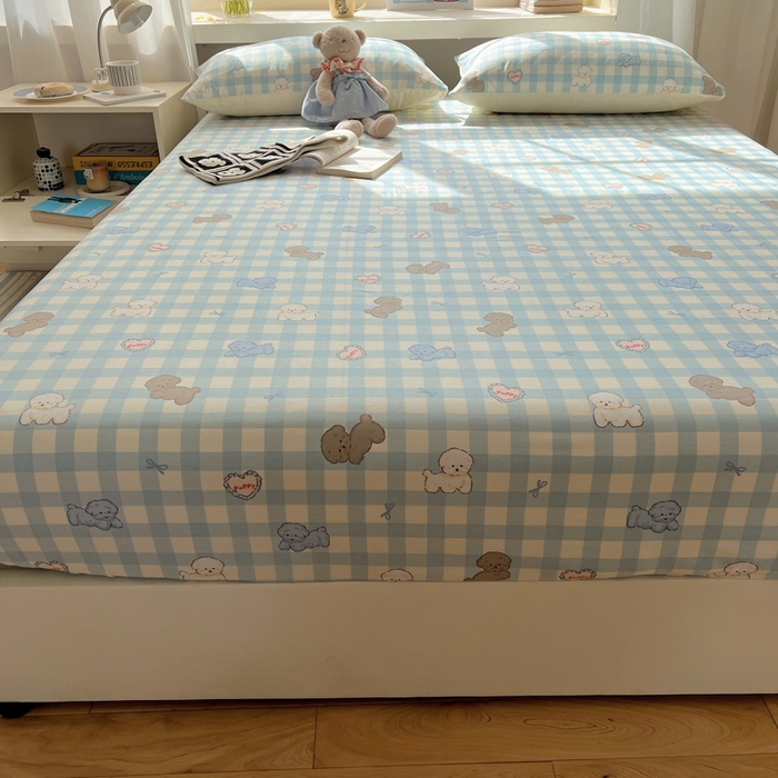 91家纺网 家纺一手货源 找家纺 六巷胡同 2026新款40支全棉13070卡通单品床笠 蓝格奶油狗