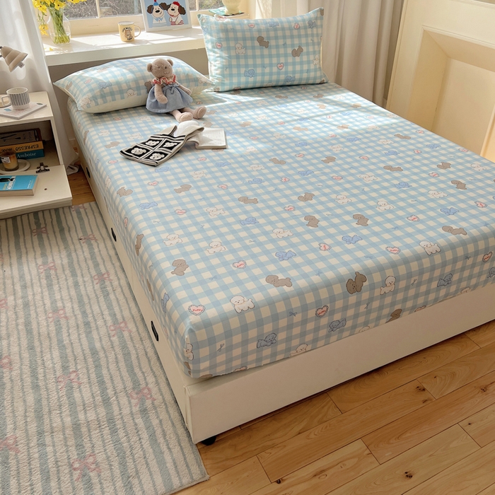 91家纺网 家纺一手货源 找家纺 六巷胡同 2026新款40支全棉13070卡通单品床笠 蓝格奶油狗