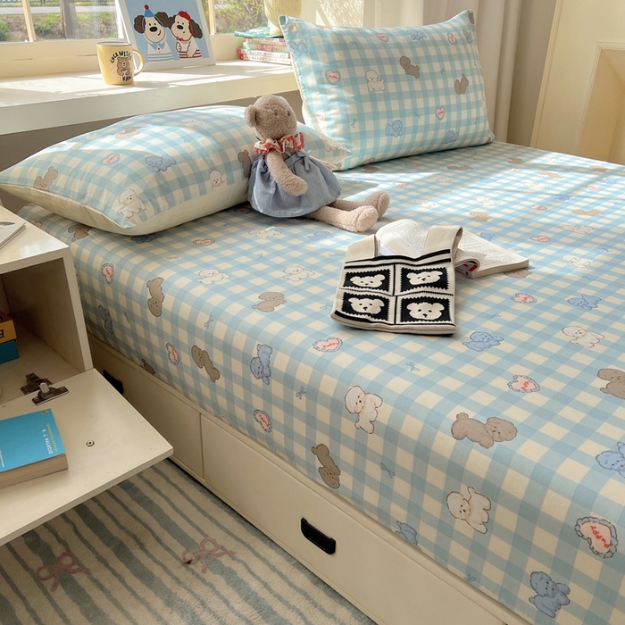 91家纺网 家纺一手货源 找家纺 六巷胡同 2026新款40支全棉13070卡通单品床笠 蓝格奶油狗