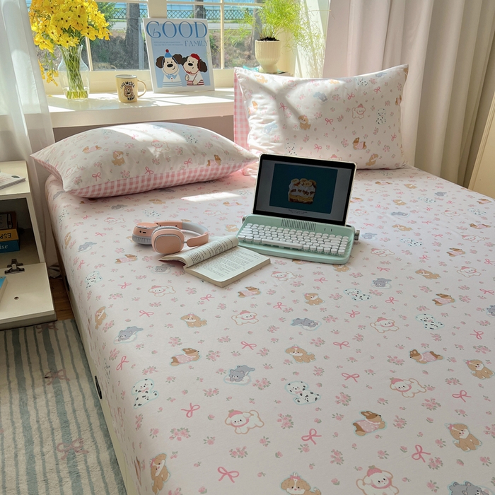 91家纺网 家纺一手货源 找家纺 六巷胡同 2026新款40支全棉13070卡通单品床笠 浪漫碎花犬