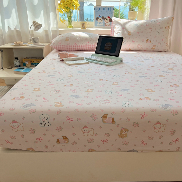 91家纺网 家纺一手货源 找家纺 六巷胡同 2026新款40支全棉13070卡通单品床笠 浪漫碎花犬