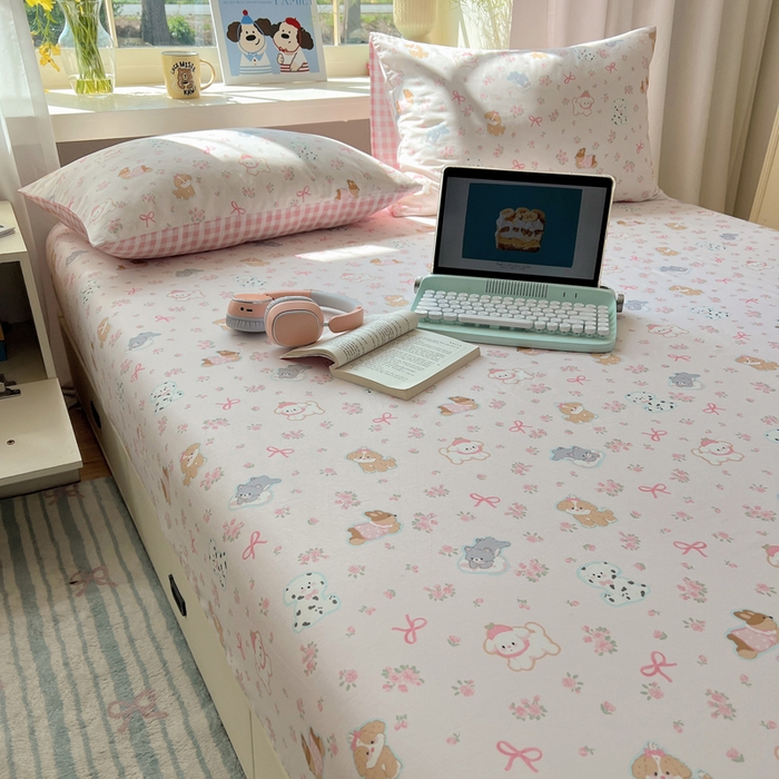 91家纺网 家纺一手货源 找家纺 六巷胡同 2026新款40支全棉13070卡通单品床笠 浪漫碎花犬