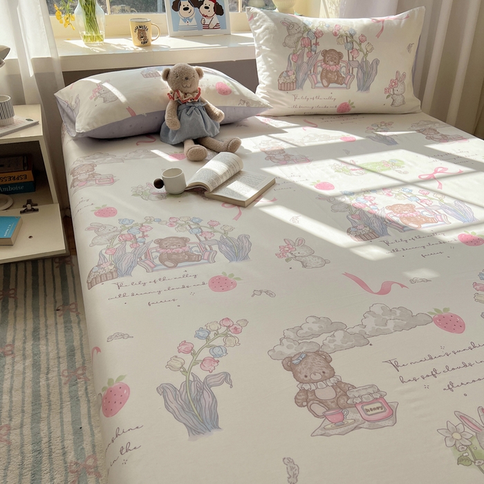 91家纺网 家纺一手货源 找家纺 六巷胡同 2026新款40支全棉13070卡通单品床笠 秘境花园熊