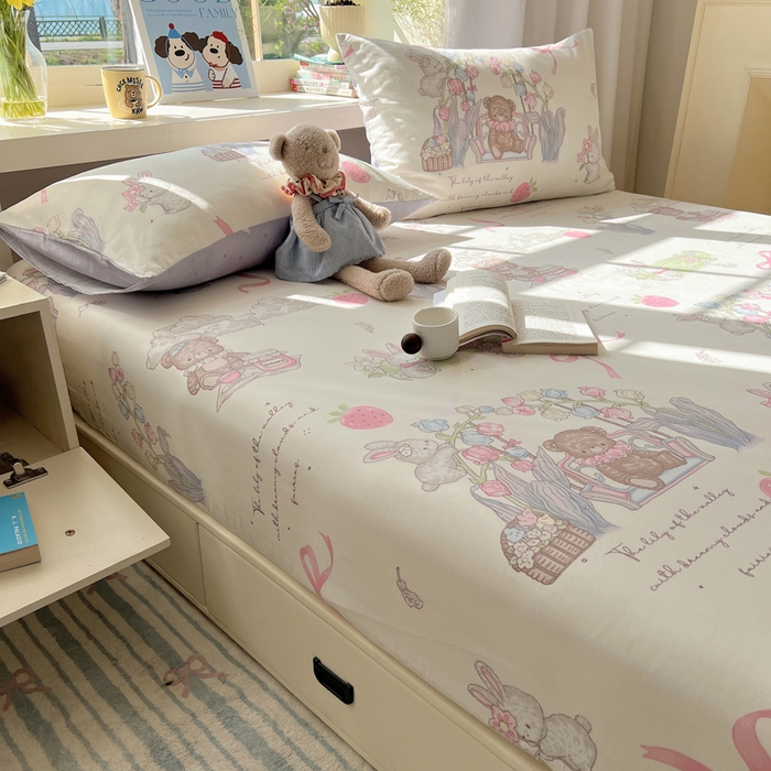 91家纺网 家纺一手货源 找家纺 六巷胡同 2026新款40支全棉13070卡通单品床笠 秘境花园熊