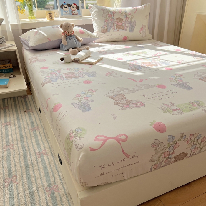 91家纺网 家纺一手货源 找家纺 六巷胡同 2026新款40支全棉13070卡通单品床笠 秘境花园熊